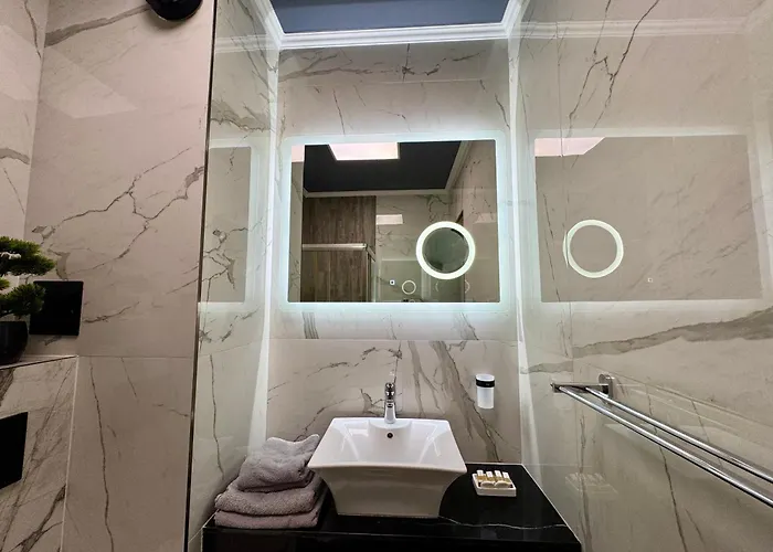 Luxury Ivon 公寓式酒店 4*