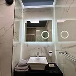 Luxury Ivon شقة فندقية 4*