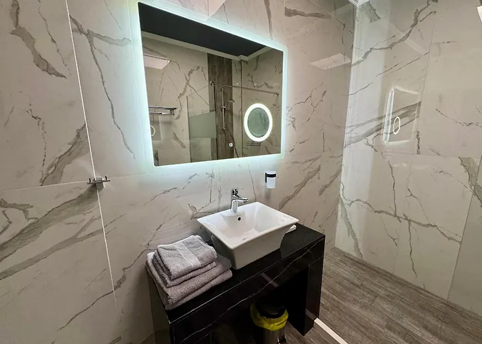 Luxury Ivon Apartahotel 4*